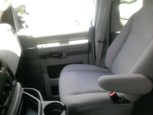 Ford Econoline Wagon 2012 photo 4