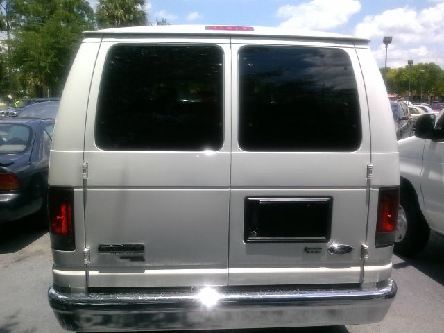 Ford Econoline Wagon 2012 photo 6