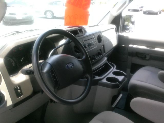 Ford Econoline Wagon 2012 photo 8