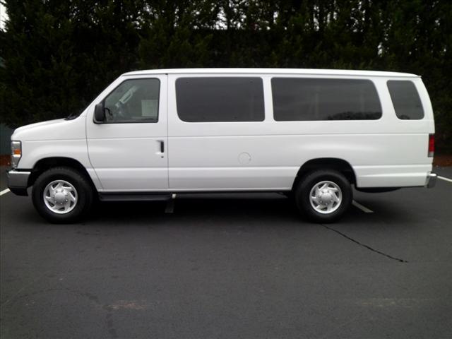 Ford Econoline Wagon 2012 photo 1