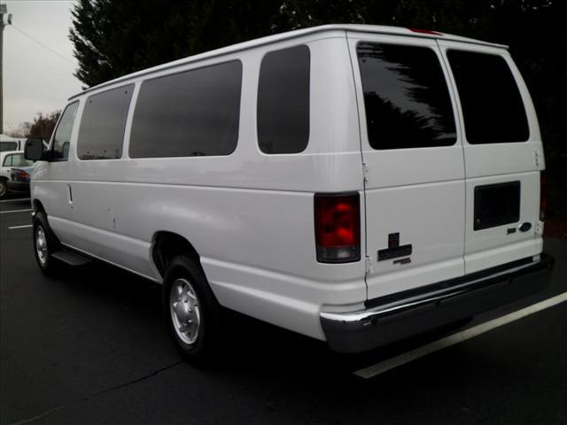 Ford Econoline Wagon 2012 photo 2