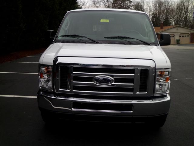 Ford Econoline Wagon 2012 photo 3