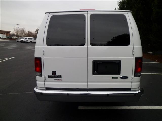 Ford Econoline Wagon 2012 photo 4