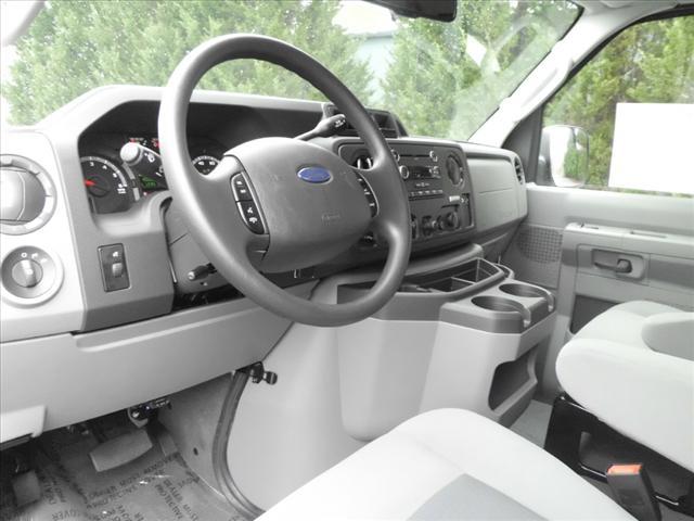 Ford Econoline Wagon 2012 photo 5
