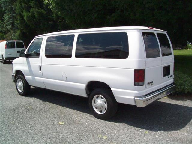 Ford Econoline Wagon 2012 photo 2