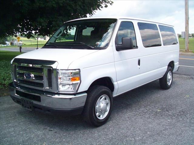 Ford Econoline Wagon 2012 photo 3