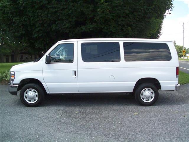 Ford Econoline Wagon 2012 photo 4