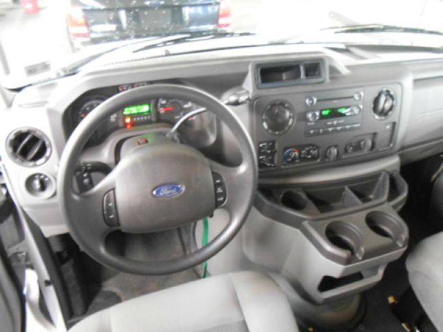 Ford Econoline Wagon 2013 photo 2