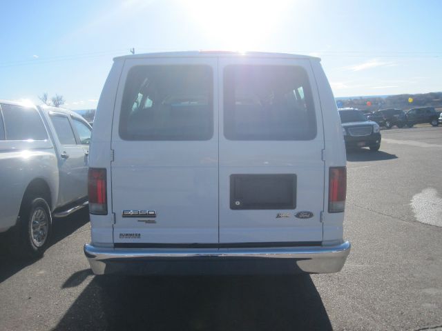 Ford Econoline Wagon 2013 photo 3