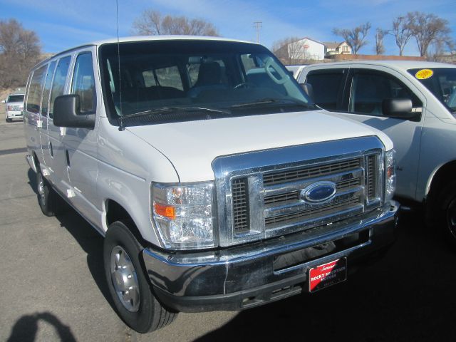 Ford Econoline Wagon 2013 photo 4
