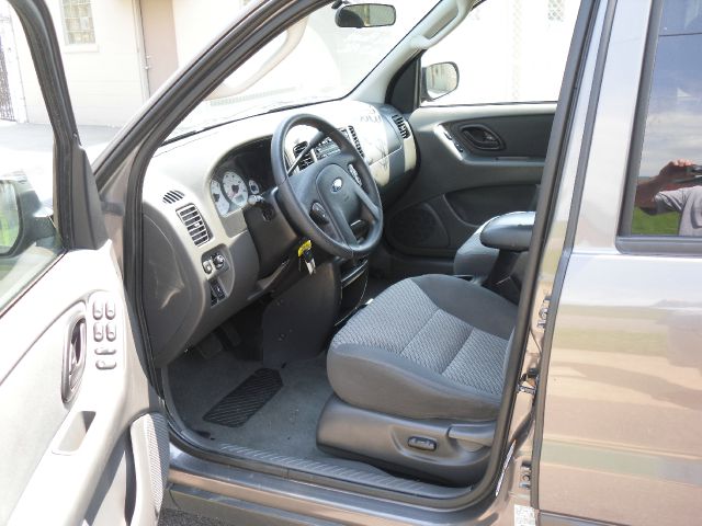 Ford Escape 2004 photo 2