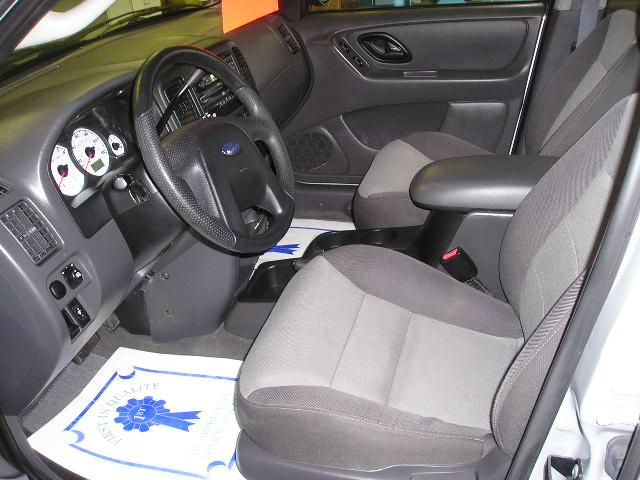 Ford Escape 2004 photo 2
