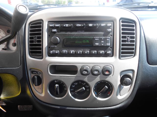 Ford Escape 2004 photo 17