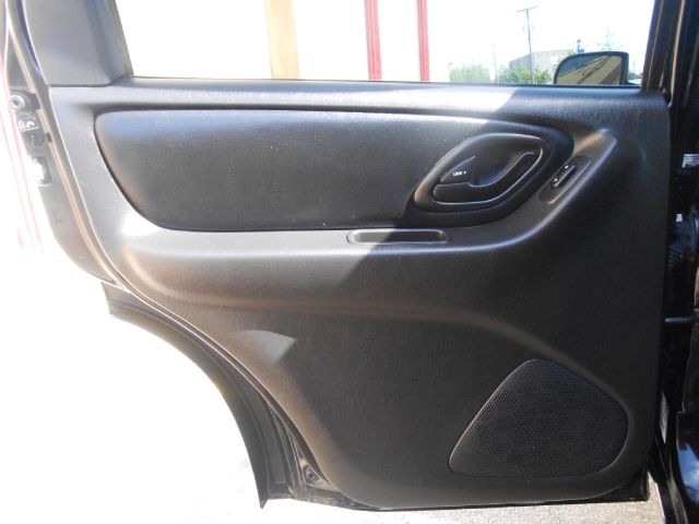 Ford Escape 2004 photo 20