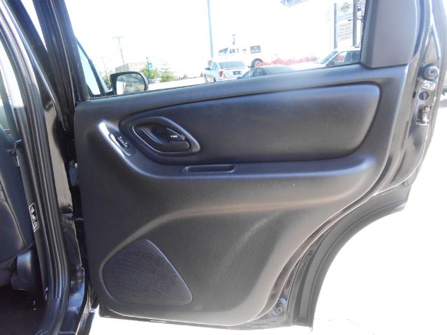 Ford Escape 2004 photo 26