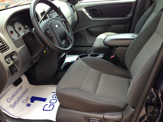 Ford Escape 2004 photo 1