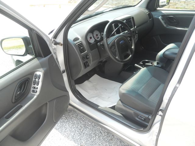 Ford Escape 2004 photo 1