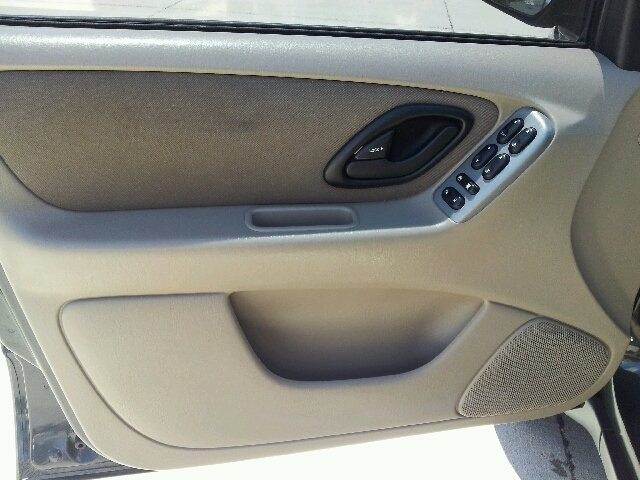 Ford Escape 2004 photo 18