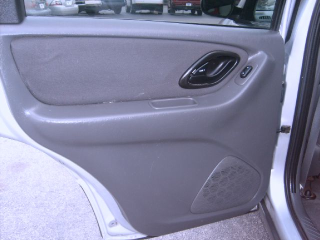 Ford Escape 2004 photo 21