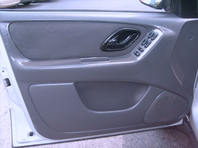 Ford Escape 2004 photo 40