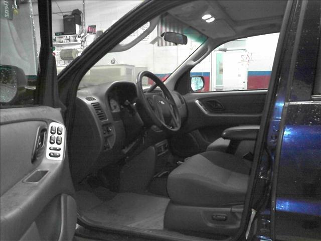 Ford Escape 2004 photo 2