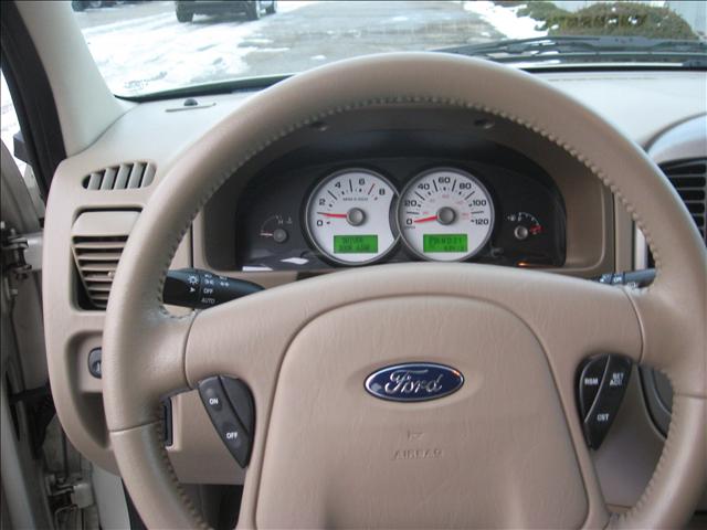 Ford Escape 2005 photo 2