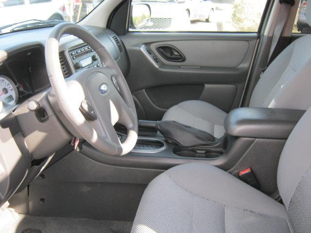 Ford Escape 2005 photo 2