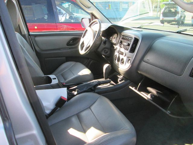 Ford Escape 2005 photo 2