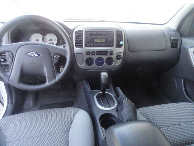 Ford Escape 2005 photo 2