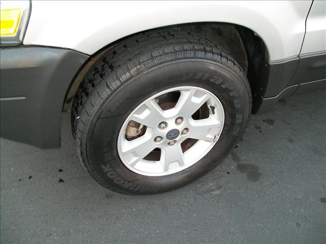 Ford Escape 2005 photo 2