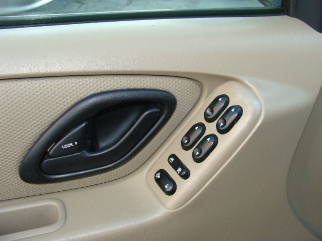 Ford Escape 2006 photo 2