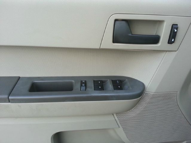 Ford Escape 2010 photo 2