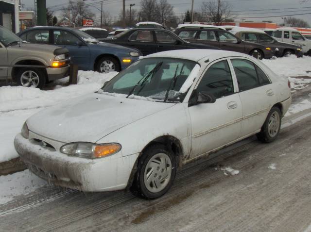 Ford Escort 1999 photo 2