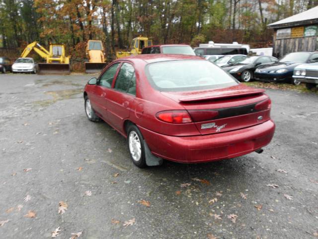Ford Escort SE Sedan