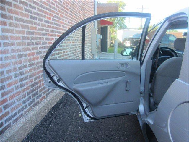 Ford Escort 2001 photo 4