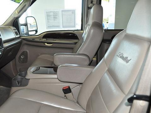 Ford Excursion 2004 photo 1