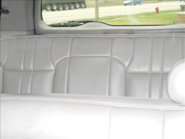 Ford Excursion 2004 photo 2