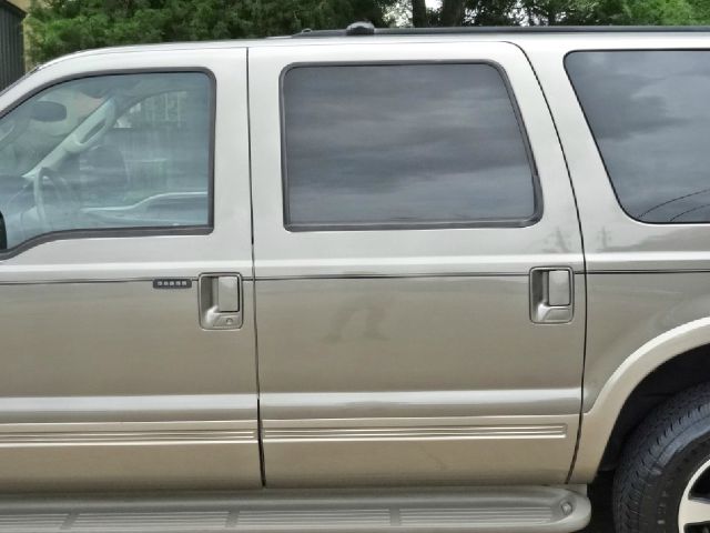 Ford Excursion 2004 photo 18