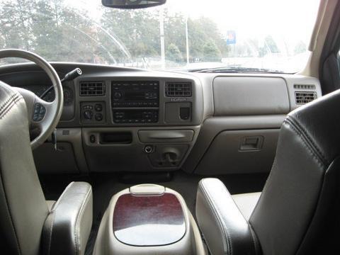 Ford Excursion 2004 photo 2