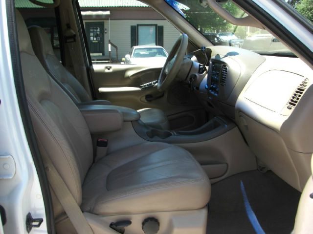 Ford Expedition E320 - Extra Sharp SUV