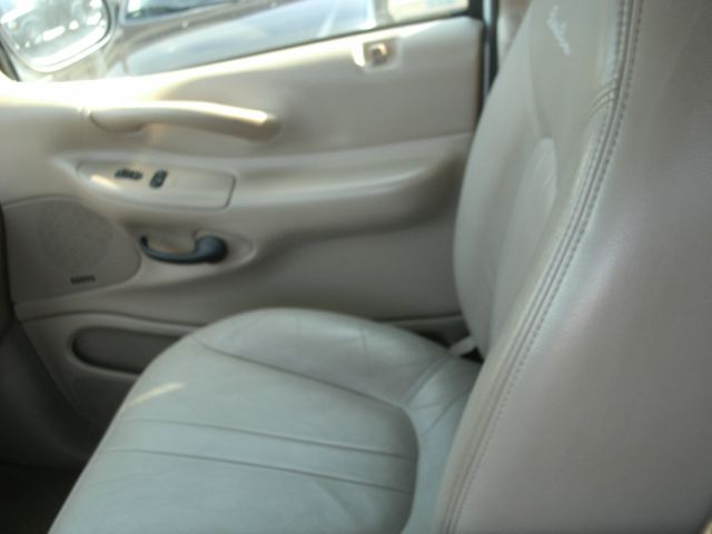 Ford Expedition E320 - Extra Sharp SUV