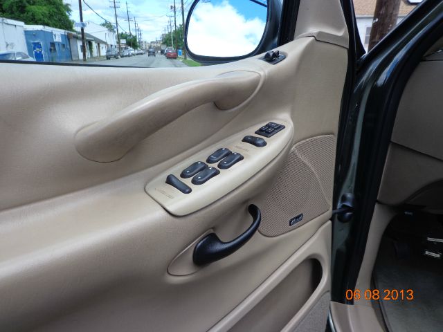 Ford Expedition 2000 photo 2