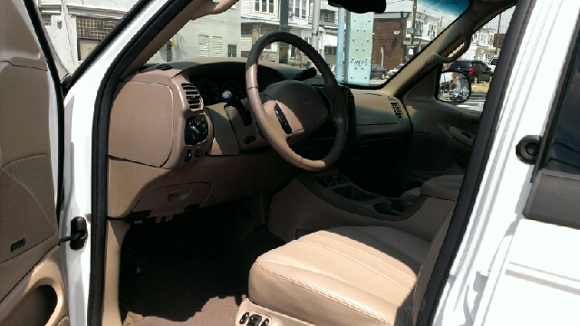 Ford Expedition E320 - Extra Sharp SUV