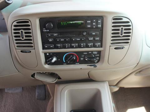 Ford Expedition 2002 photo 2