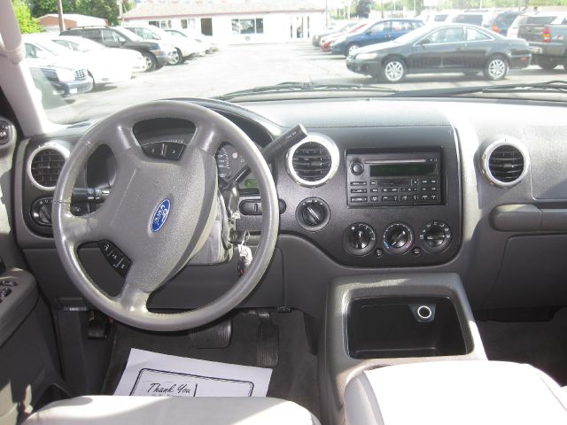 Ford Expedition 2003 photo 2