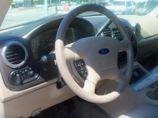 Ford Expedition 2004 photo 2