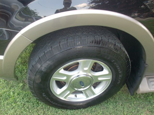 Ford Expedition 2004 photo 1