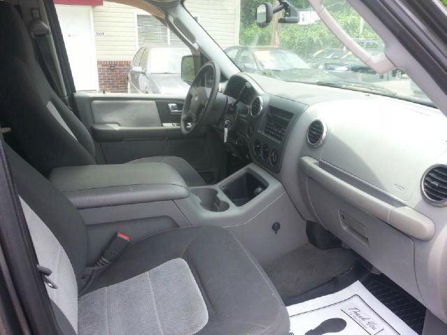 Ford Expedition 2004 photo 1