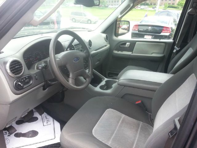 Ford Expedition 2004 photo 2