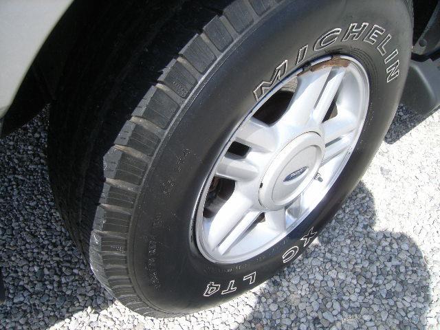 Ford Expedition 2004 photo 2